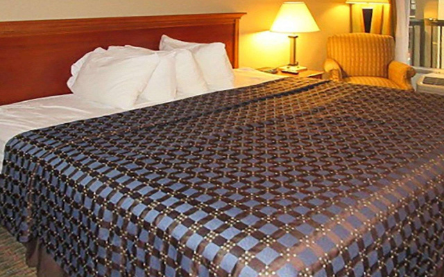 photo 5 of Holiday Inn Newport-I-40 Exit 435