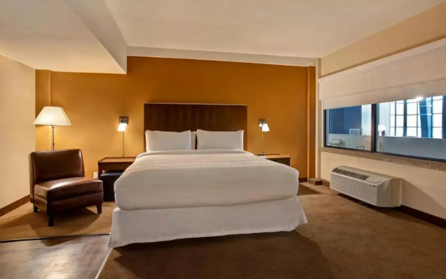 photo 3 of Holiday Inn Peoria-city Centre