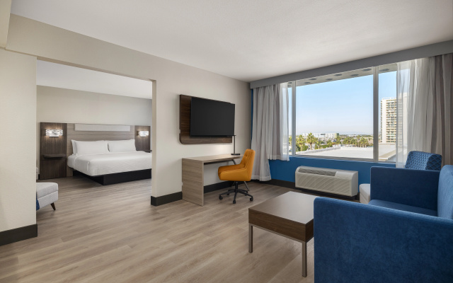 photo 3 of Holiday Inn Express & Suites Phoenix Midtown by IHG