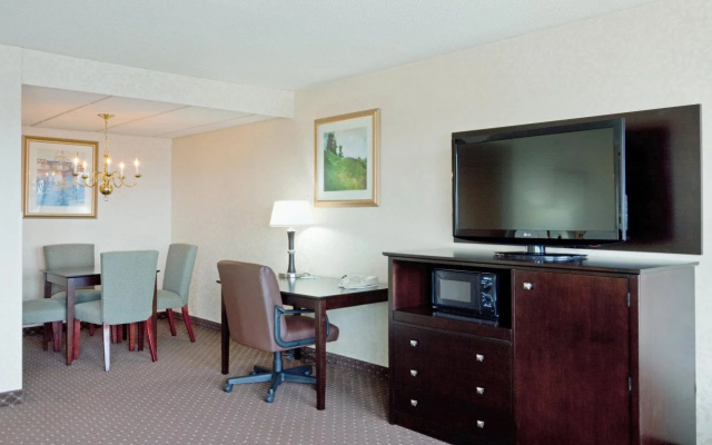 photo 2 of Holiday Inn By the Bay