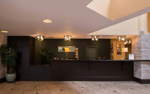 photo 2 of Rochester Airport Plaza Hotel