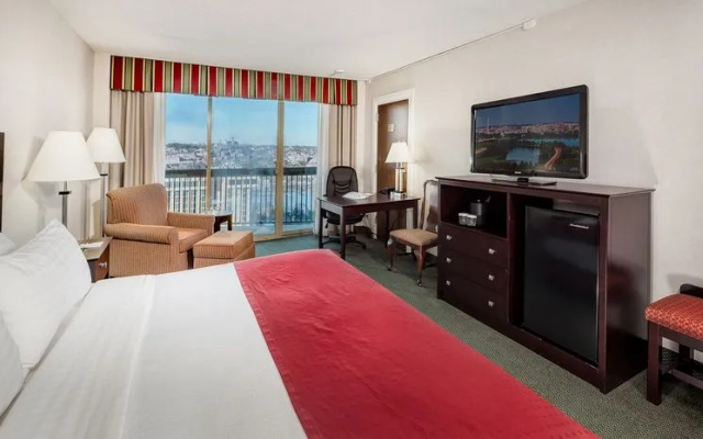 photo 3 of Holiday Inn Rosslyn @ Key Bridge