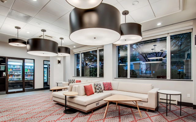 photo 2 of Holiday Inn Washington-Central/White House by IHG
