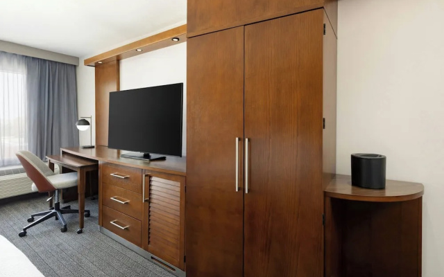 photo 2 of Holiday Inn Hotel Woodland Hills (Warner Ctr)
