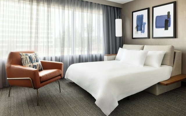 photo 5 of Holiday Inn Hotel Woodland Hills (Warner Ctr)