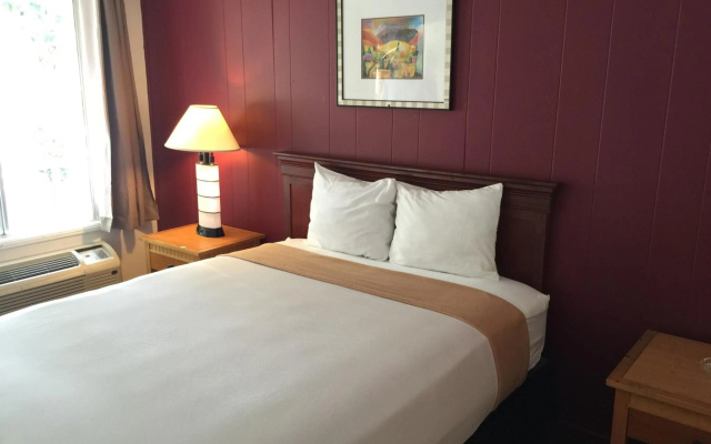 photo 2 of Holiday Lodge