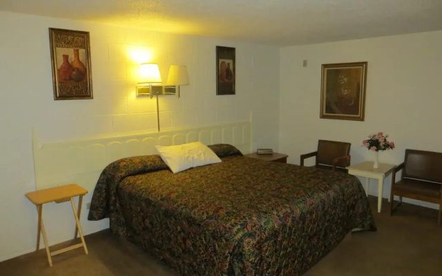 photo 2 of Holiday Lodge