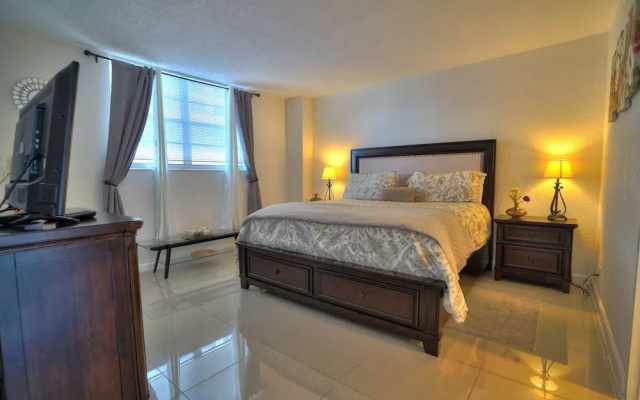 photo 2 of Hollywood Apartment by the Sea