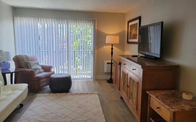 photo 2 of Hollywood Cosmopolitan Apartments
