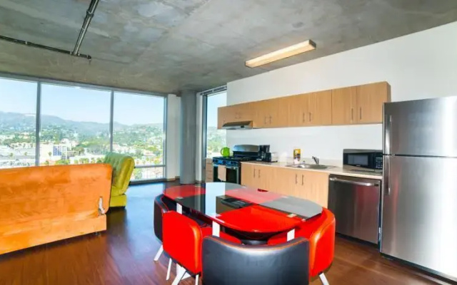 photo 3 of Hollywood DiCaprio Apartment