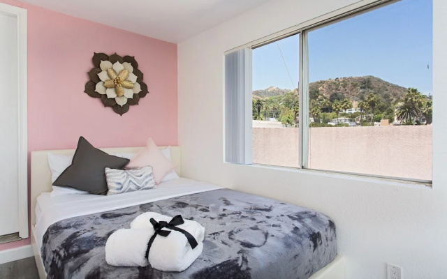 photo 2 of Extravagant Hollywood Cosmo Suites