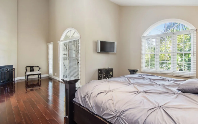photo 2 of Hollywood Hills Upscale