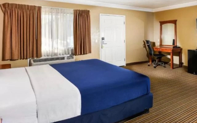 photo 3 of Hollywood Inn Express North