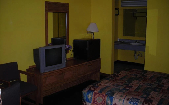 photo 2 of Hollywood Motel