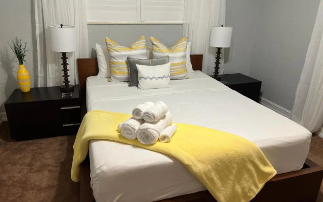 photo 3 of Stunning 3-bed House in Hollywood With hot tub