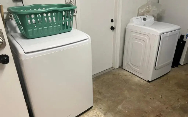 photo 5 of Stunning 3-bed House in Hollywood With hot tub