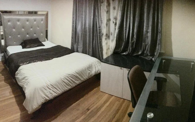 photo 2 of Hollywood Room Rental