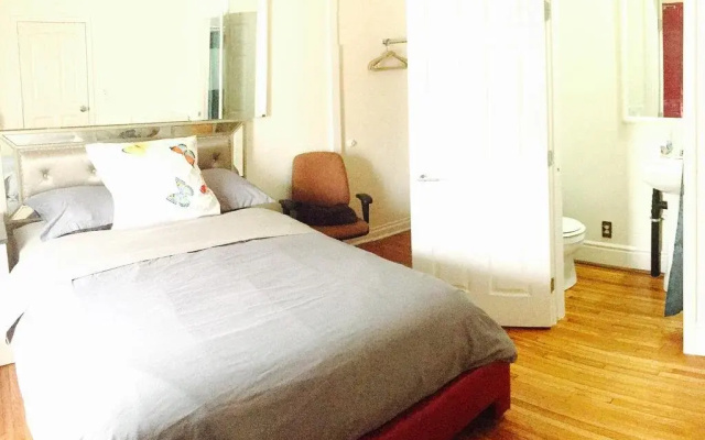 photo 3 of Hollywood Room Rental