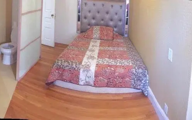 photo 4 of Hollywood Room Rental