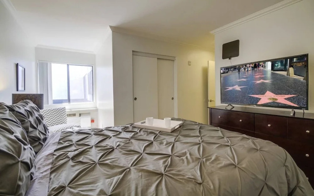 photo 3 of (70% off) - On Hollywood Walk Of Fame! - 2BR/2BATH - Free Parking! (D2)