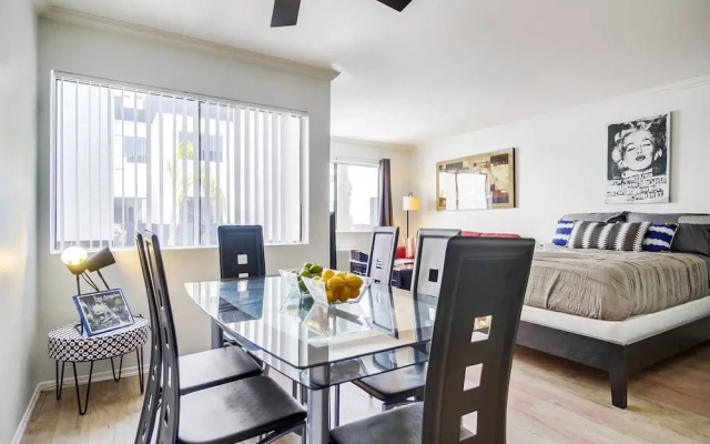 photo 4 of (70% off) - On Hollywood Walk Of Fame! - 2BR/2BATH - Free Parking! (D2)