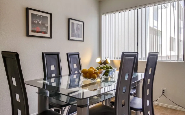 photo 5 of (70% off) - On Hollywood Walk Of Fame! - 2BR/2BATH - Free Parking! (D2)