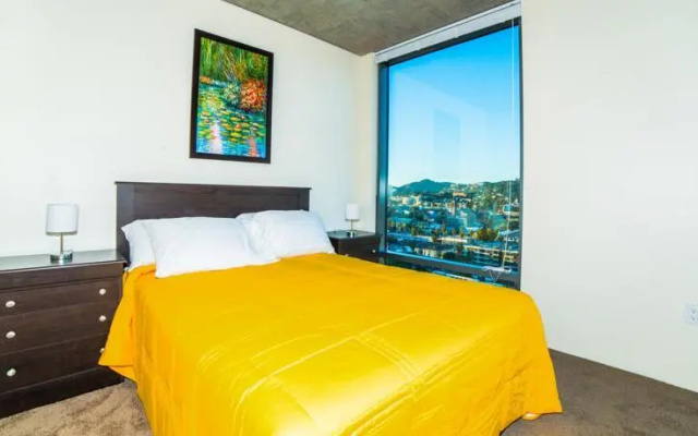 photo 2 of Hollywood Western Apartment