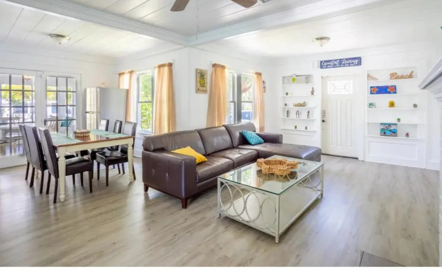 photo 2 of Home blocks from beach on siesta drive with pool Internal name: 617