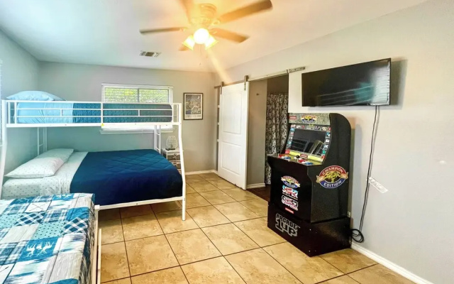 photo 4 of San Antonio Home w/ Pool & Hot Tub Near Seaworld!