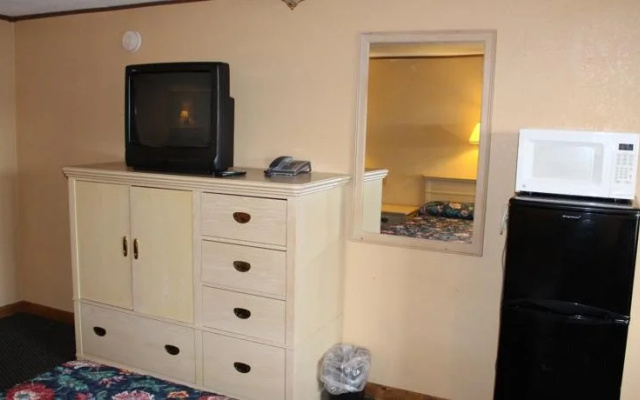 photo 2 of Hometown Inn Fort Wayne