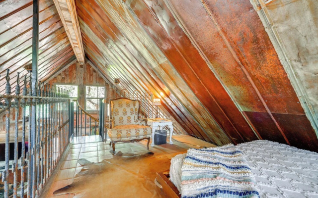 photo 2 of 'horse Thief Inn' Cabin Retreat w/ Deck & Hot Tub!