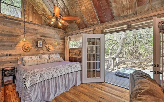 photo 5 of 'horse Thief Inn' Cabin Retreat w/ Deck & Hot Tub!