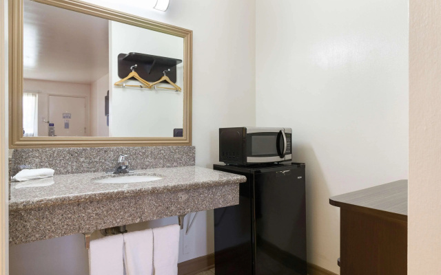 photo 5 of Motel 6 Claremont, CA