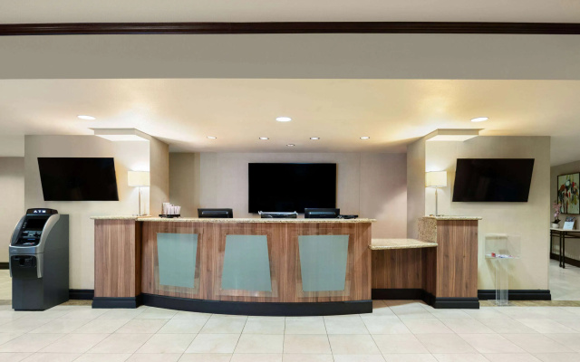 photo 3 of Hotel Marguerite Anaheim/Garden Grove, Trademark Collection by Wyndham