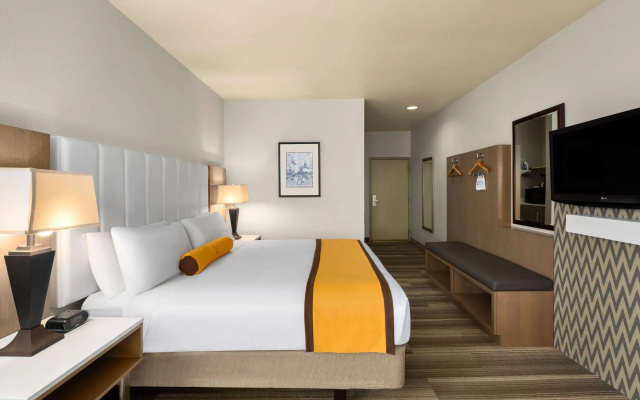 photo 4 of Hotel Marguerite Anaheim/Garden Grove, Trademark Collection by Wyndham