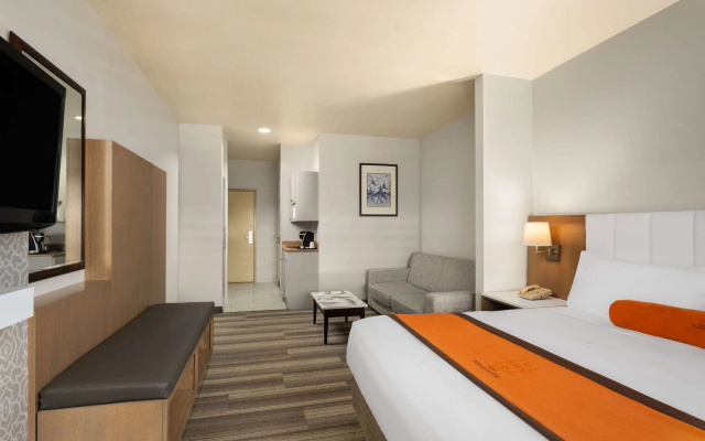 photo 5 of Hotel Marguerite Anaheim/Garden Grove, Trademark Collection by Wyndham