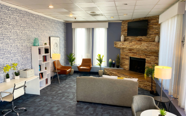 photo 3 of Hotel Tempe/Phoenix Airport InnSuites at the Mall