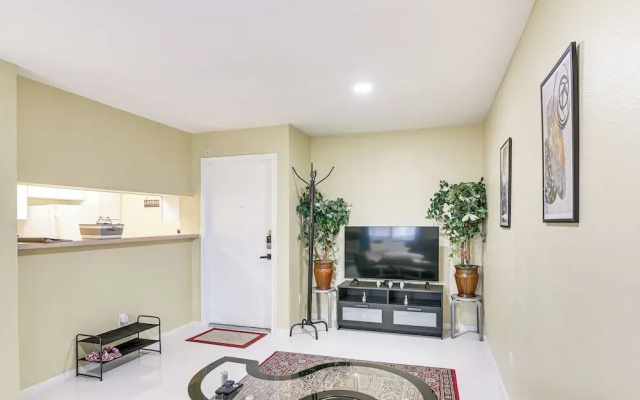 photo 3 of Houston Condo w/ Pool Access ~ 1 Mi to NRG Stadium