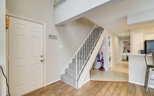 photo 2 of Houston Condo w/ Pool Access ~ 2 Mi NRG Stadium!