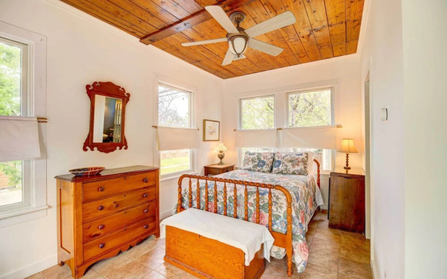 photo 3 of Pet-friendly Garden Studio in Woodland Heights!