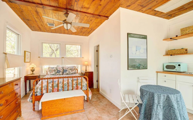 photo 4 of Pet-friendly Garden Studio in Woodland Heights!