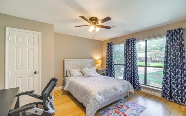 photo 3 of Pet-friendly Home w/ Deck - 6 Mi to NRG Stadium!