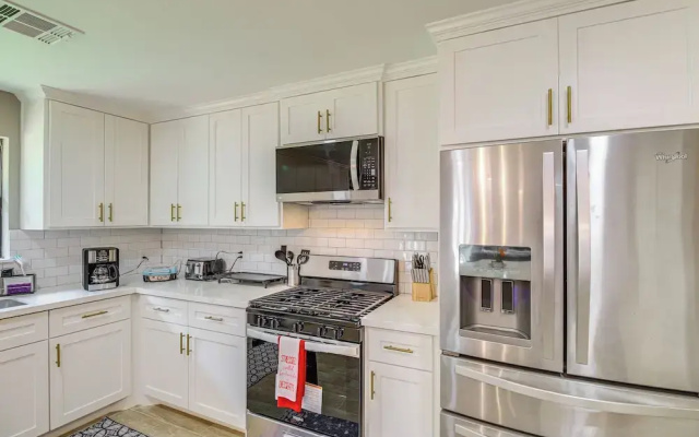 photo 4 of Pet-friendly Home w/ Deck - 6 Mi to NRG Stadium!