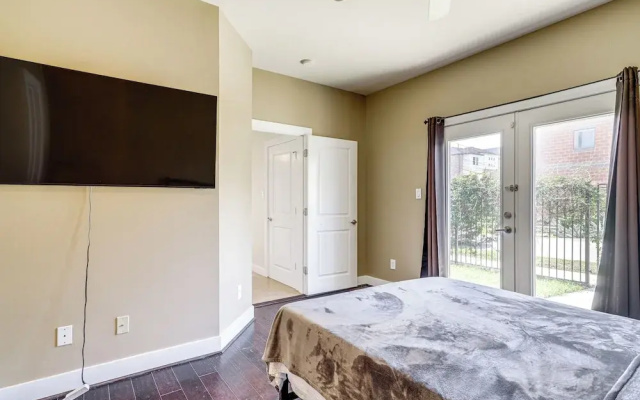 photo 3 of Houston Home w/ Rooftop Patio - 3 Mi to Downtown!