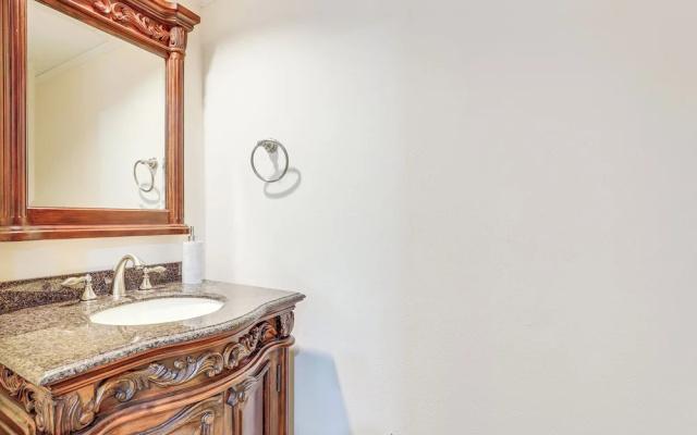 photo 2 of Houston Townhome w/ Patio ~ 11 Mi to Downtown!
