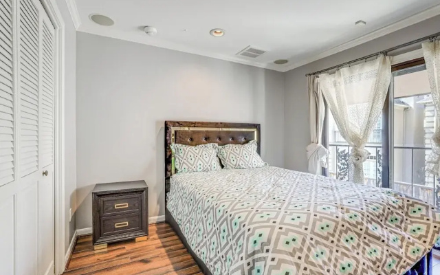 photo 3 of Houston Townhome w/ Patio ~ 11 Mi to Downtown!