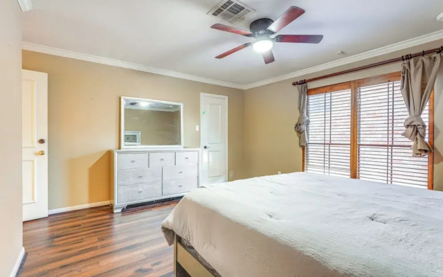 photo 5 of Houston Townhome w/ Patio ~ 11 Mi to Downtown!