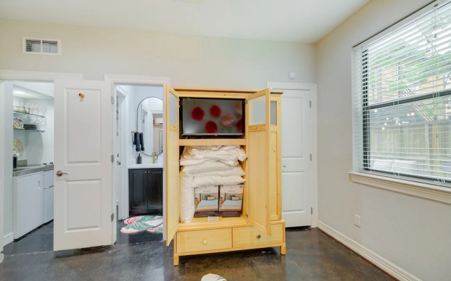 photo 5 of Houston Vacation Rental ~ 1 Mi to Downtown!
