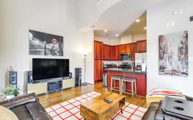 photo 2 of Dtwn Houston Home Near Stadiums: WFH Friendly!
