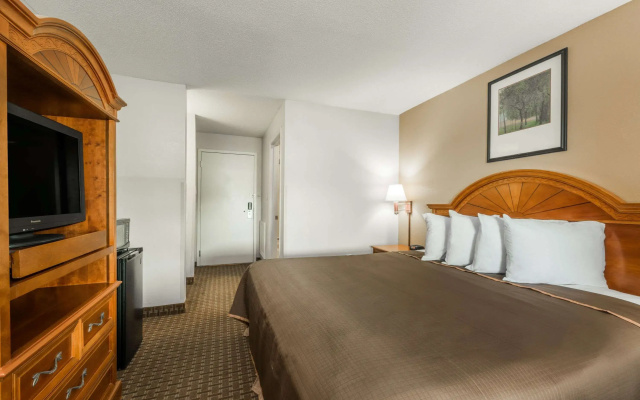 photo 2 of Howard Johnson Hotel & Suites by Wyndham Allentown/Dorney
